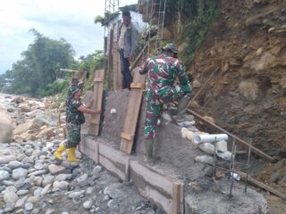 Prajurit Kodim 0108/Agara Perkuat Dinding Penahan Jembatan Gantung di Desa Buntul Kendawi, Aceh Tenggara