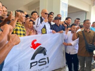 Ratusan Warga Aceh Padati Bandara SIM, Jemput T Rival Amiruddin