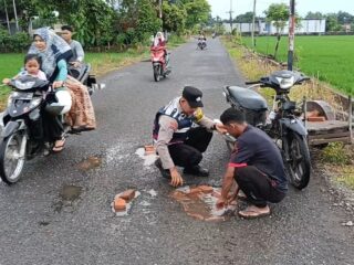 Gotong Royong Jangka Buya, Lubang Jalan Ditambal Cegah Kecelakaan