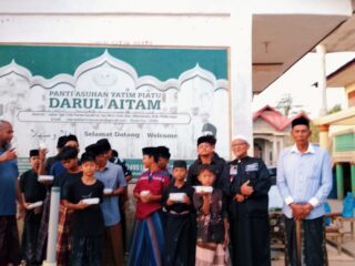 Jumat Berkah di Masjid Agung Meureudu: Santunan Anak Yatim dan Apresiasi untuk Marbot Pembersih Jalan