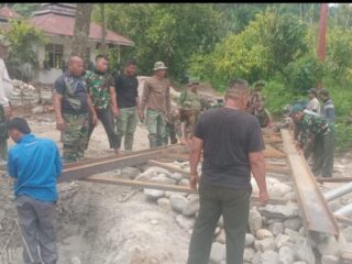 Kodim 0108/Agara Bersama Warga Percepat Pemasangan Tiang Pylon Jembatan Gantung di Desa Lawe Ger-Ger Aceh Tenggara 