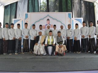 Dek Fadh Hadiri Haul ke-38 Abu Tanoh Mirah, Ulama dan Masyarakat Bireuen Khidmat Berdoa